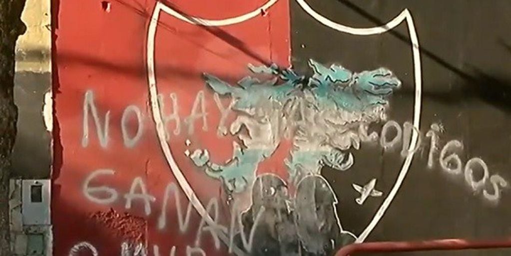 Aparecieron pintadas amenazantes en Newell's. (El Tres)