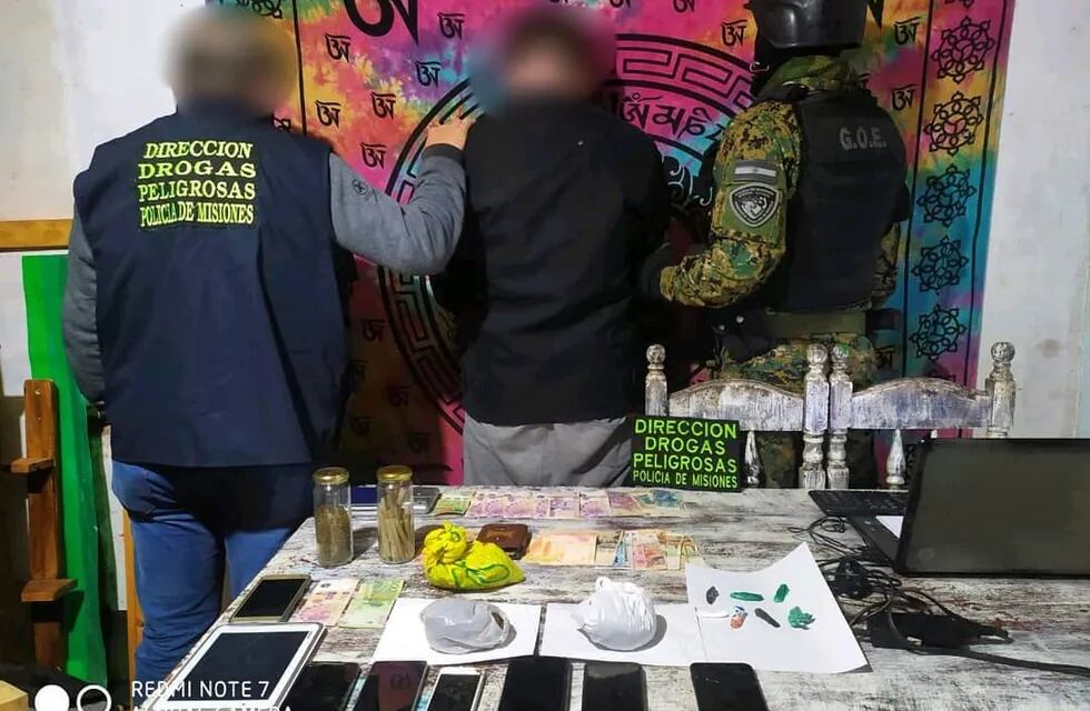Se secuestraron 12 gramos de clorhidrato de cocaína fraccionada en pequeñas dosis listas para la venta, 339 gramos de marihuana, plantines de la misma droga, dos balanzas, seis celulares y 8,850 pesos.