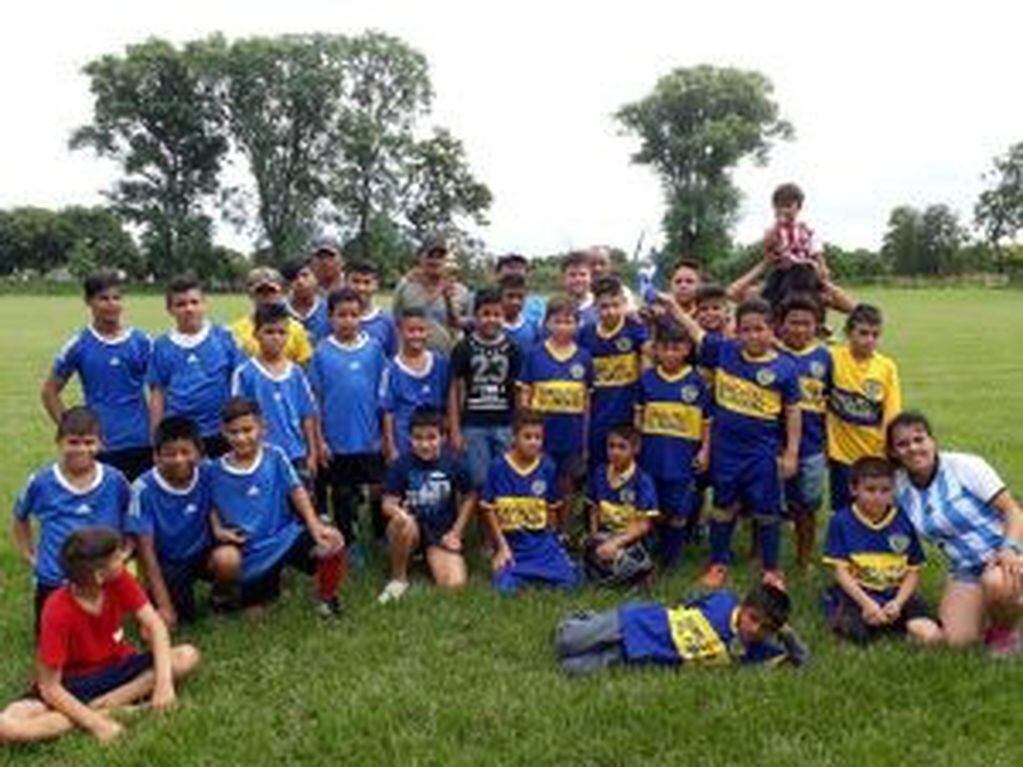 Los finalistas del torneo de fútbol infantil que se desarrolló en cancha de 29 de septiembre de Laguna Naineck.