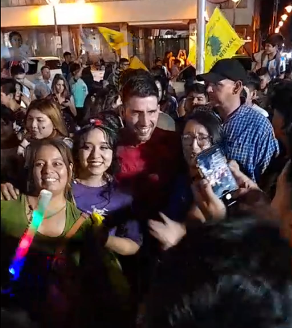 El electo diputado nacional Manuel Quintar, de La Libertad Avanza Jujuy, en el festejo con militantes por el triunfo de Javier Milei en el balotaje de este domingo.
