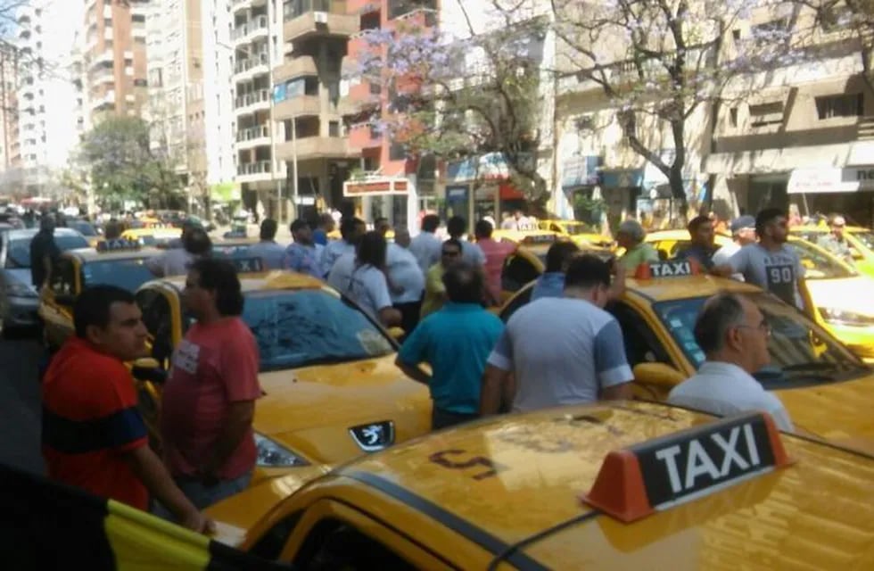 Taxistas protestaron contra Uber en Córdoba y anticipan un escenario de conflicto.