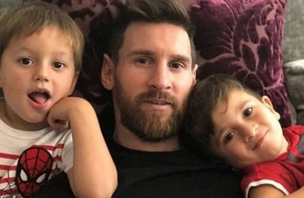 Lionel Messi y uno de sus hijos. (Archivo)