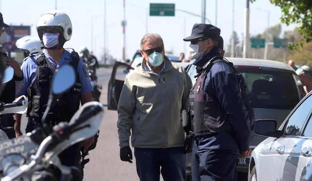 Ministro de Seguridad, Raúl Levrino, con policías de Mendoza.