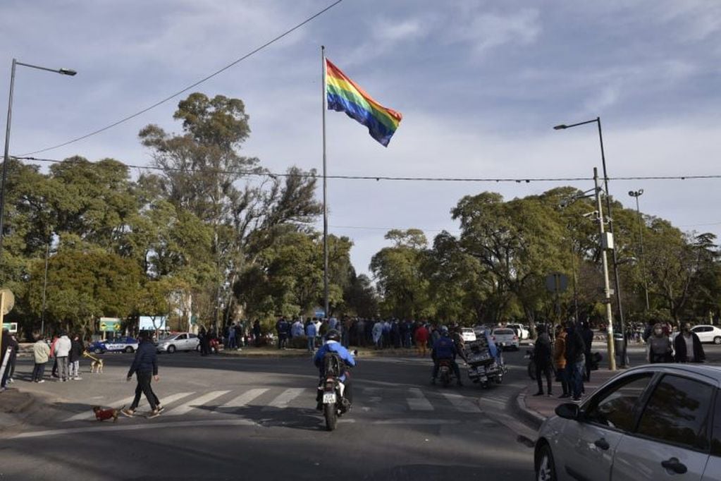 Desde el municipio anticiparon que analizarán si la bandera seguirá ondeando en forma permanente. Circula un petitorio en las redes para que se restituya el pabellón argentino.