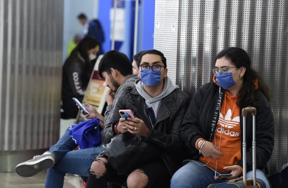 Passengers wearing protective masks are seen at the International Airport in Mexico City, Mexico, on February 28, 2020. - Mexico's Health Ministry confirmed the country's first case of coronavirus on Friday, saying a young man had tested positive for it in the capital. (Photo by ALFREDO ESTRELLA / AFP)