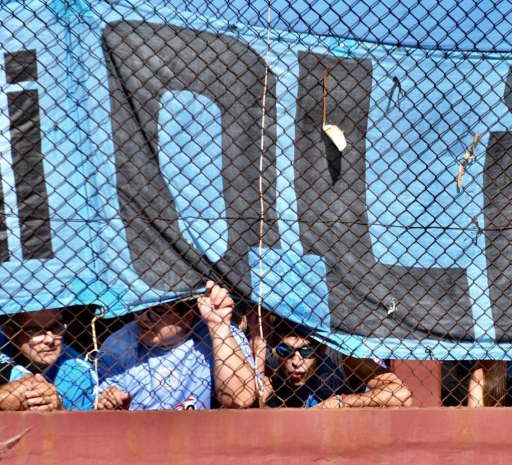 La hinchada de Belgrano en el partido contra Lanús, en Buenos Aires.