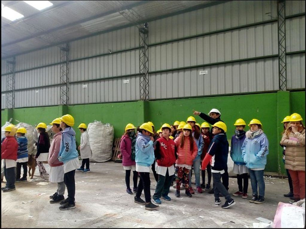 Visita de alumnos a la Planta de Separación de Residuos (prensa)
