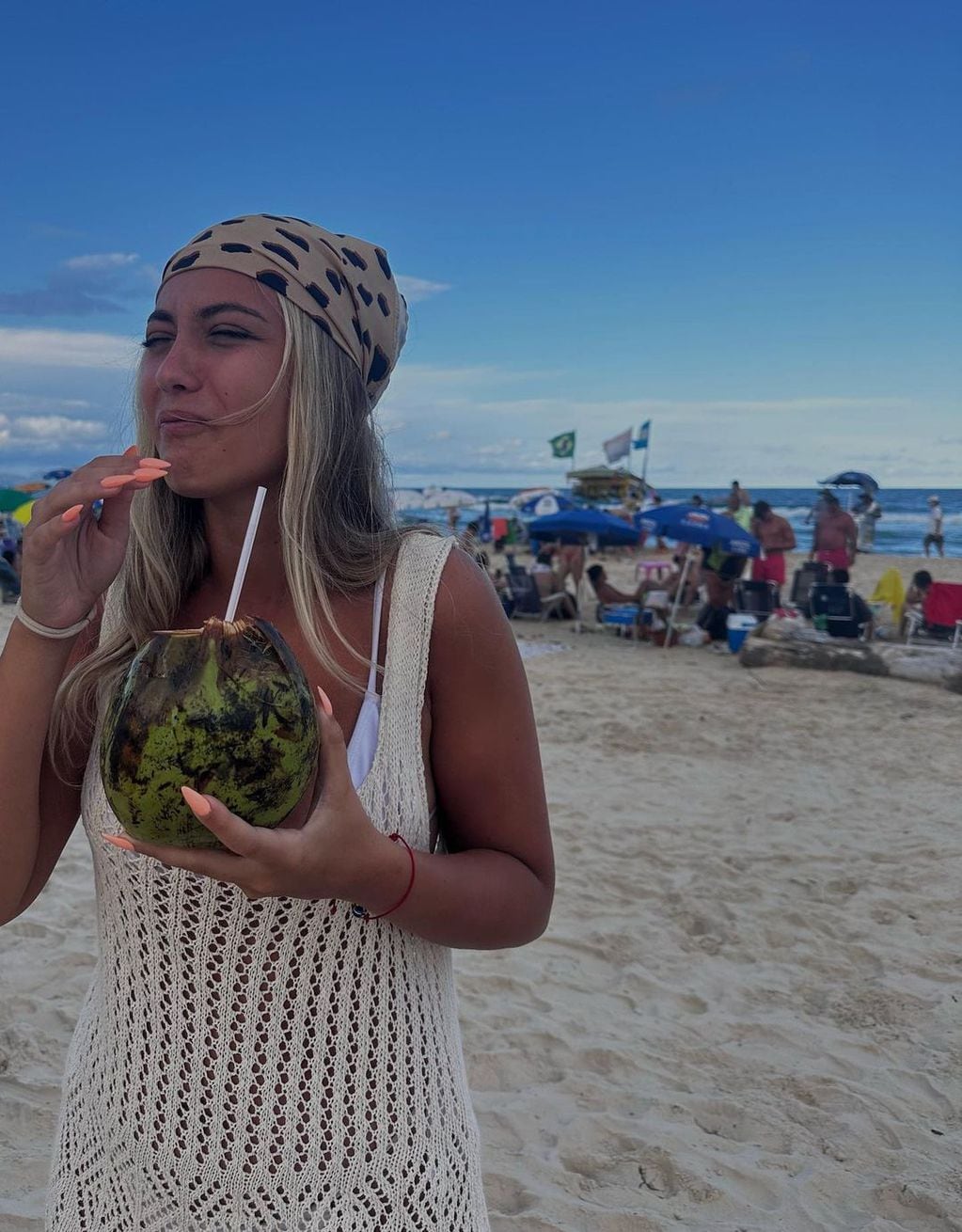 Florencia Regidor probó el agua de coco en Brasil