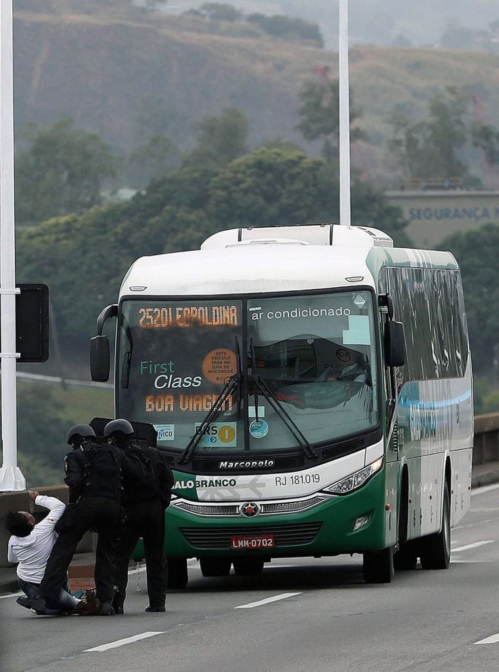 Una rehén se desmaya tras ser liberada por el secuestrador que la retenía en un autobús este martes en el puente Rio-Niterói (EFE)