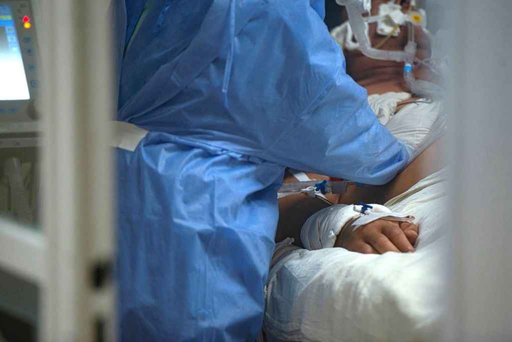Un paciente en la sala de terapia intensiva de covid en el Hospital Rawson es atendido por una enfermera.  
(Facundo Luque)