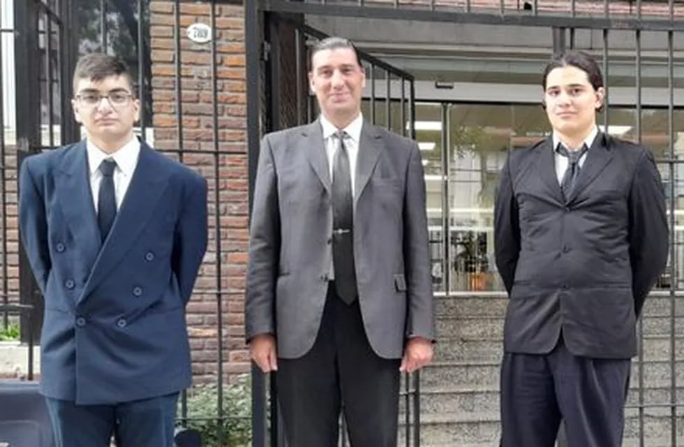 Aaron Martín Revecco Bustos, el profesor Eugenio Andrés Cuitiño y Lionel Adrián Pavés.