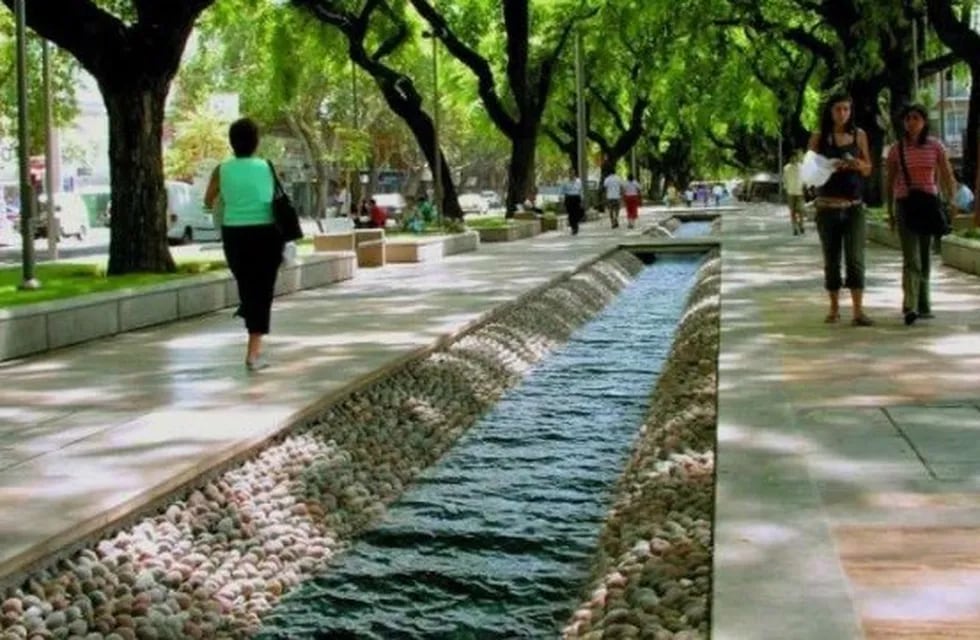 Una de las tantas acequias que en Mendoza no contarán con la circulación de agua.