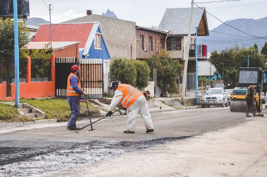 La Municipalidad de Ushuaia a través de la Secretaría de Planificación e Inversión Pública avanzó con las tareas de reparación de las calles.