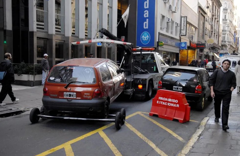 El gobierno porteño retira autos mal estacionados en el Microcentro (Foto: Leonardo Zavattaro/Télam)