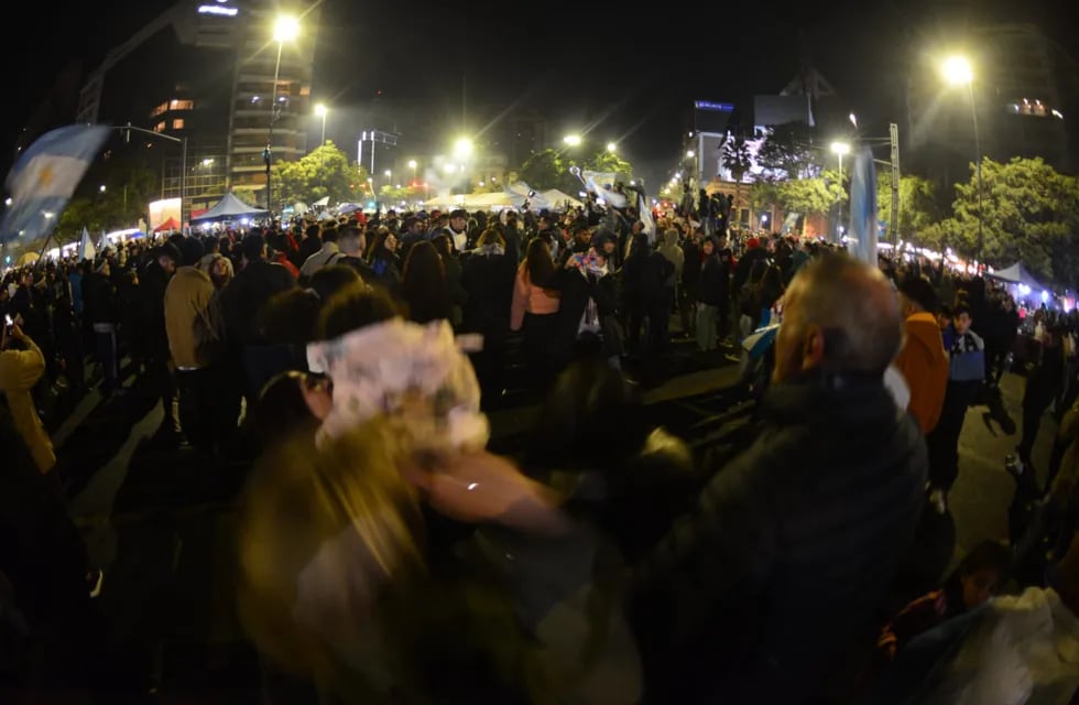 Un nutrido grupo de cordobeses salió a festejar el triunfo argentino, en la esquina del Patio Olmos.