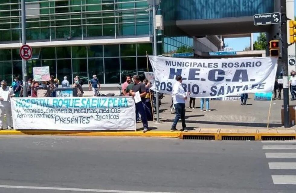 Este lunes se llevó a cabo una primera manifestación frente al Heca. (FB / Municipales Rosario)