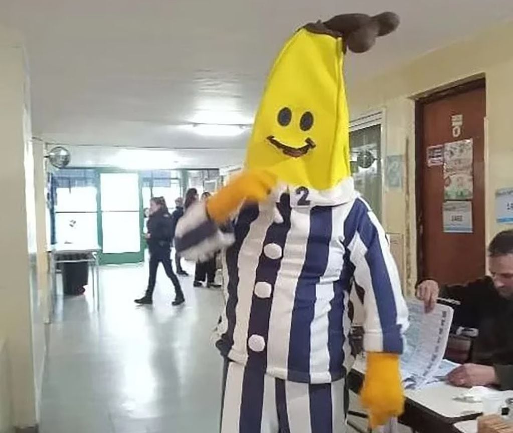 Un hombre se vistió como las "Bananas en Pijamas" y fue a votar
