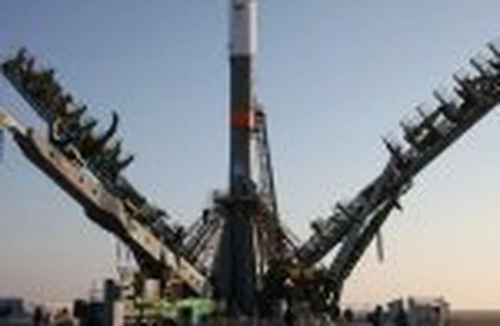 Service towers move towards the Soyuz-U carrier rocket with the cargo ship Progress MS-04 lifted on the launch pad at the Russian-leased Baikonur cosmodrome in Kazakhstan on November 29, 2016.nRussia's space agency said it had lost contact on November 30, 2016 with an unmanned cargo ship shortly after it blasted off to the International Space Station from the Baikonur cosmodrome in Kazakhstan.  / AFP PHOTO / ROSCOSMOS / STRINGER / RESTRICTED TO EDITORIAL USE - MANDATORY CREDIT 