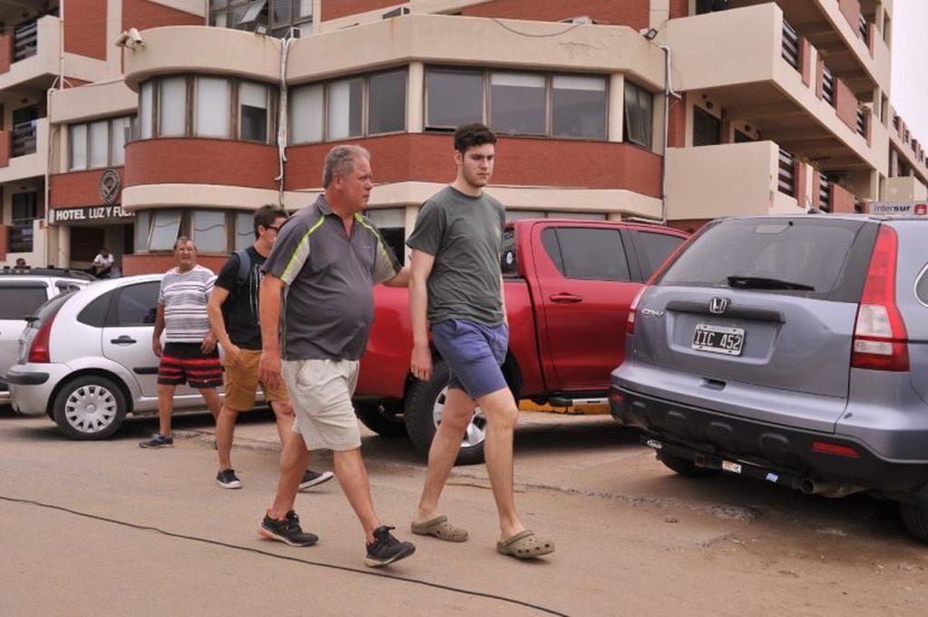 Pablo Ventura, el único liberado de los 11 detenidos por el crimen de Fernando Báez Sosa en Villa Gesell, junto a su padre José María. (Clarín)