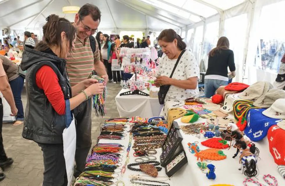 Ya se puede disfrutar de la Feria de Artesanos en el Rosedal.