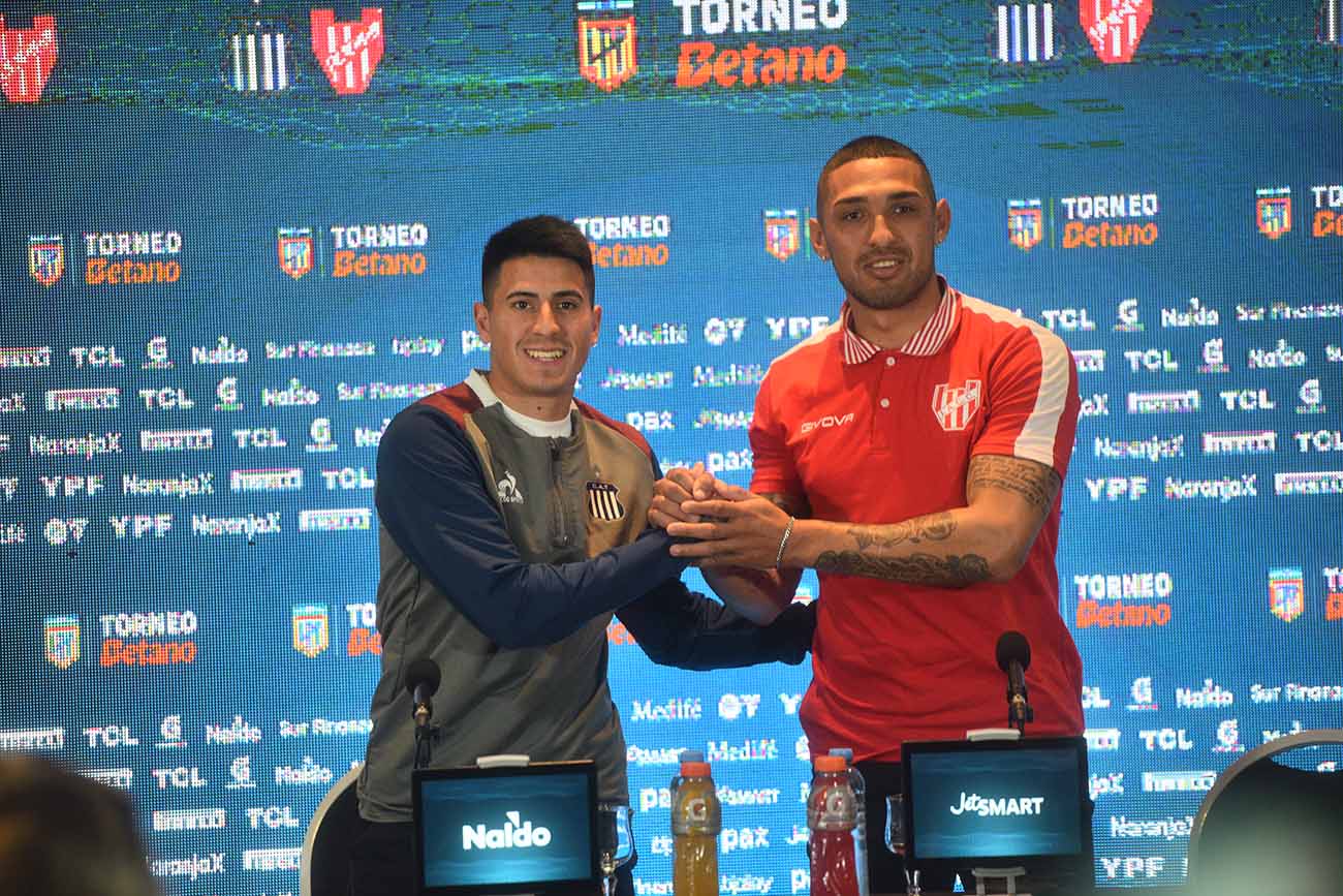 Martínez y Alarcón en la presentación del clásico de fútbol Talleres-Instituto en Córdoba. (Pedro Castillo / La Voz)