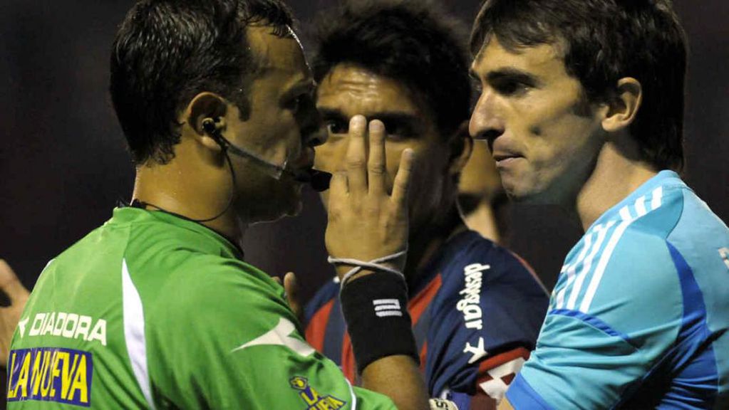 Darío Herrera con Barovero en uno de sus varios encuentros dirigiendo a River. 