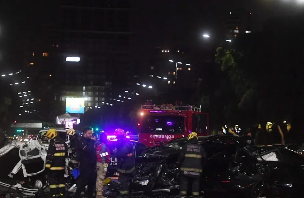 Dos jóvenes perdieron la vida y otras 10 personas resultaron heridas tras el impactante accidente a la altura del Hipódromo de Palermo.