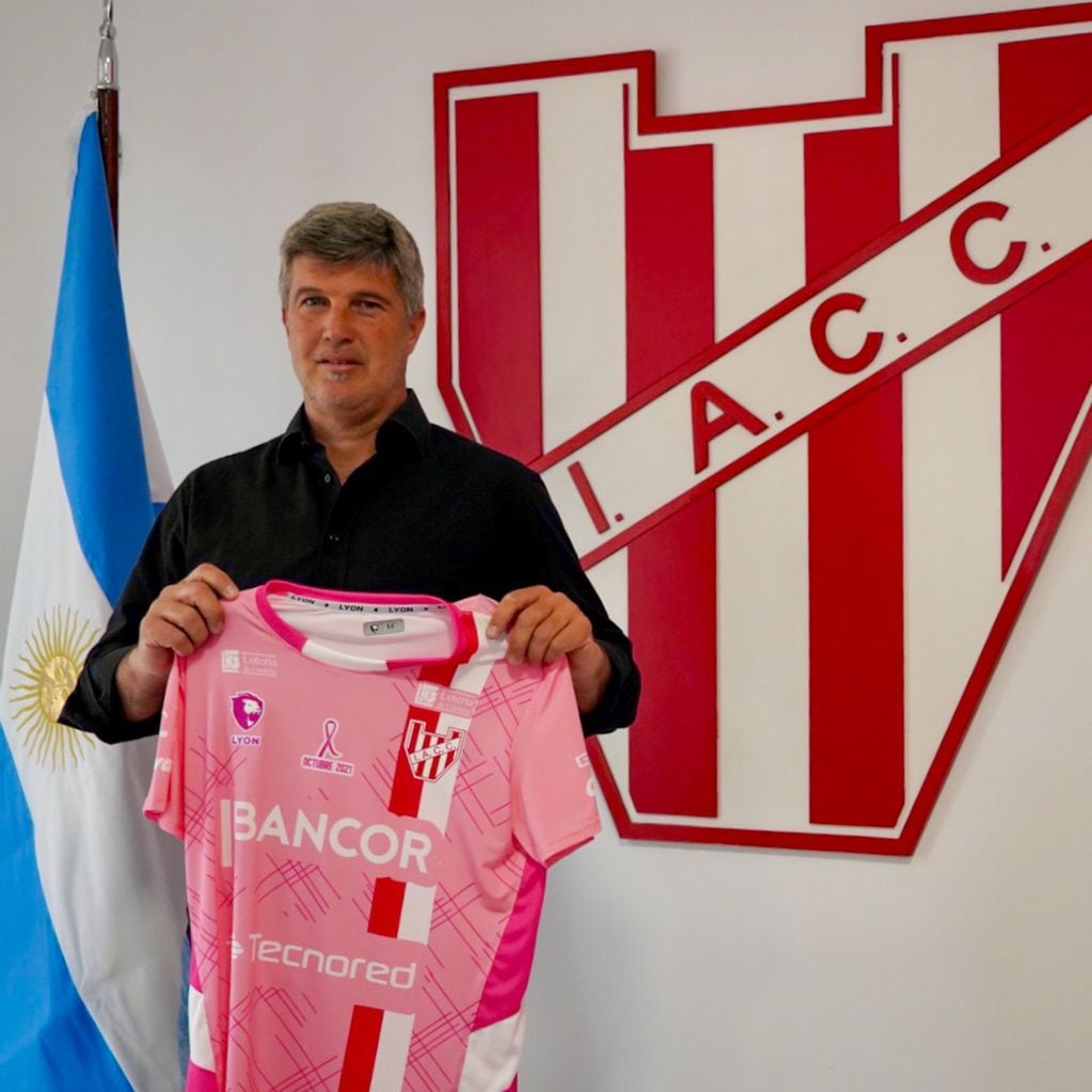 Federico Bessone comenzó como fútbolista en Instituto y pasó por Belgrano.  Ahora hace el camino inverso.
