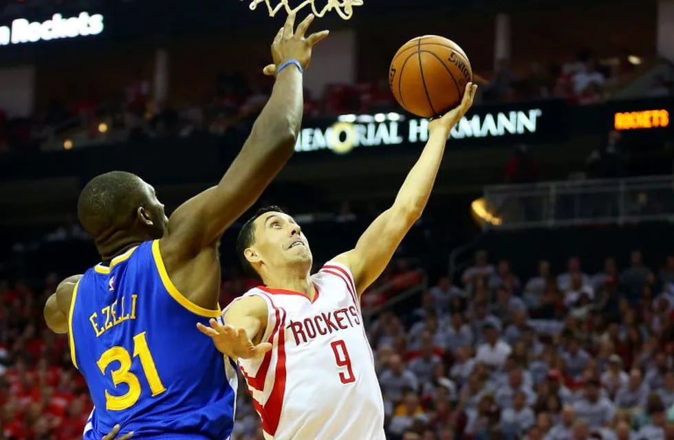 HOUSTON, TX - MAY 23: Pablo Prigioni #9 of the Houston Rockets goes up against Festus Ezeli #31 of the Golden State Warriors in the first quarter during Game Three of the Western Conference Finals of the 2015 NBA PLayoffs at Toyota Center on May 23, 2015 in Houston, Texas. NOTE TO USER: User expressly acknowledges and agrees that, by downloading and or using this photograph, user is consenting to the terms and conditions of Getty Images License Agreement.   Ronald Martinez/Getty Images/AFPrn== FOR NEWSPAPERS, INTERNET, TELCOS & TELEVISION USE ONLY ==rn eeuu Pablo Prigioni campeonato torneo liga nba n.b.a basquet basquetbolistas partido Houston Rockets Golden State Warriors
