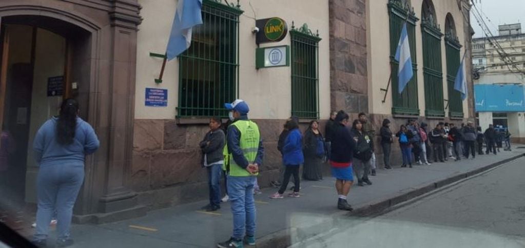 En los cajeros automáticos de la sucursal Jujuy del Banco Nación la fila mantenía orden y distancia.