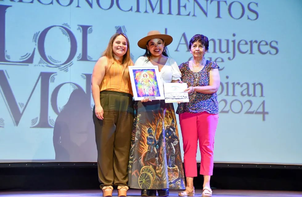 Las concejales Melisa Silva y Rosa Carrasco entregaron la distinción a la artista folklórica Tati Domínguez.