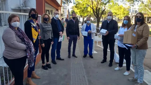 Calvo junto a autoridades y parte de los insumos y equipamiento donados al Hospital de Sunchales