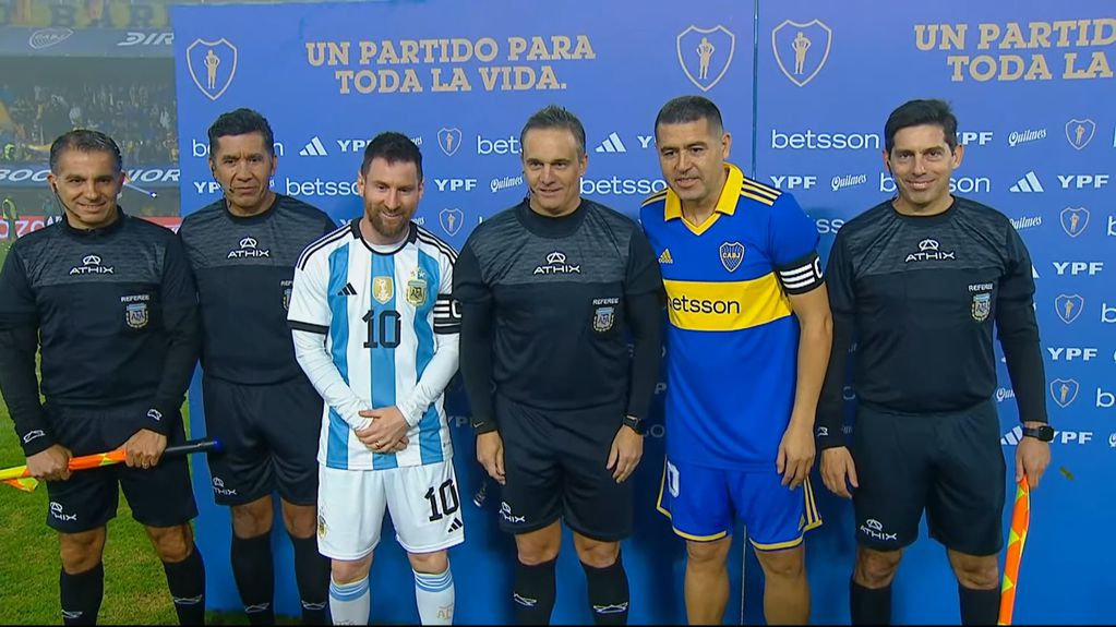 Los capitanes. Lionel Messi, con la camiseta de la selección y el homenajeado Juan Román Riquelme, en la Bombonera. (@TV_Publica)