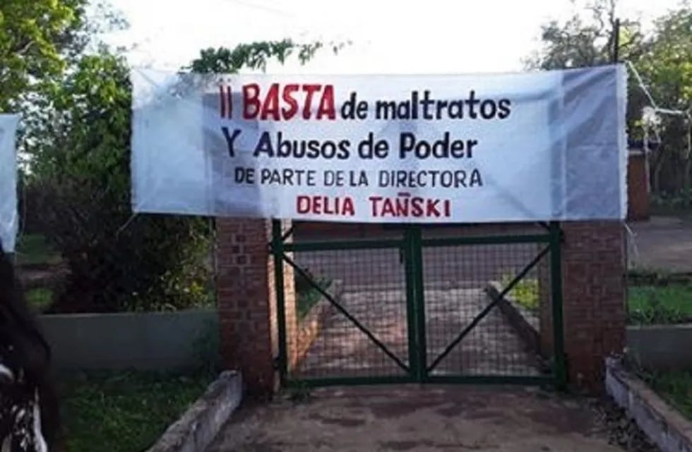 Padres y docentes toman la Escuela n°50 de Corpus en reclamo por actitudes violentas de la directora, Delia Tañski.