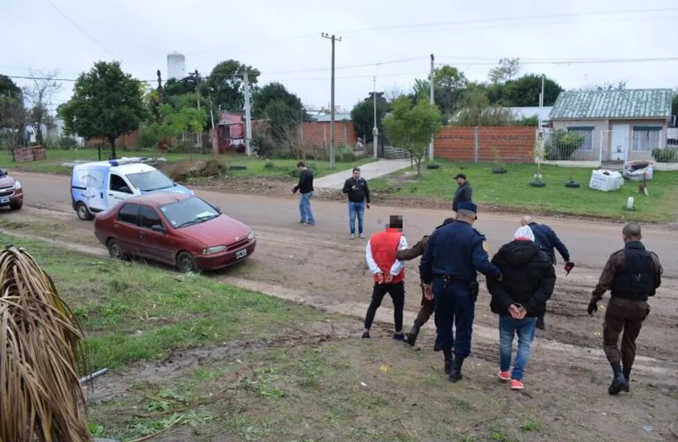 Detenidos en Allanamiento\nCrédito: Policía ER