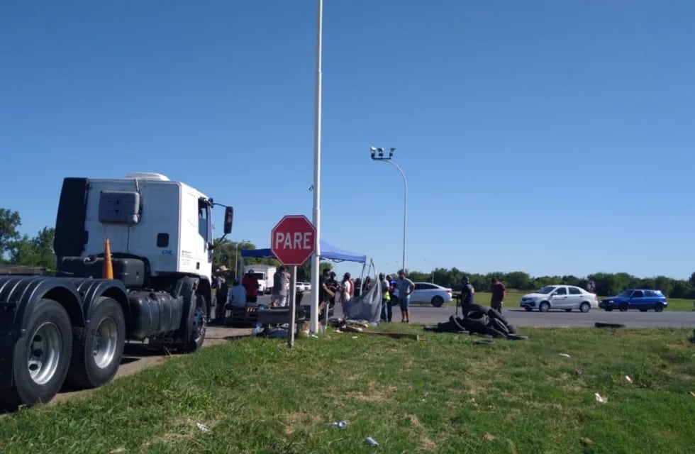 La Policía de Santa Fe desalojó a transportistas autoconvocados que habían organizado un corte de tránsito pesado sobre el cruce de la Ruta Nacional A012 y la Ruta Provincial 18. (@minsegsf)