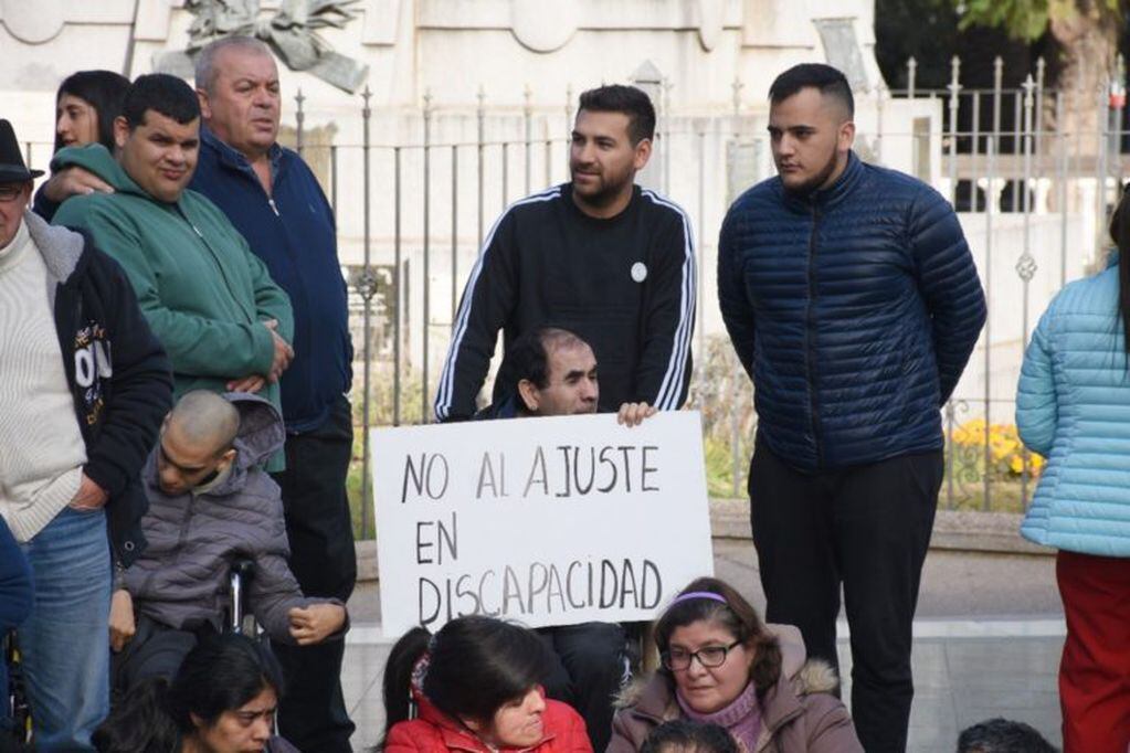 Cientos de personas reclamaron por el ajuste de "Incluir Salud". Foto: El Diario de la República.