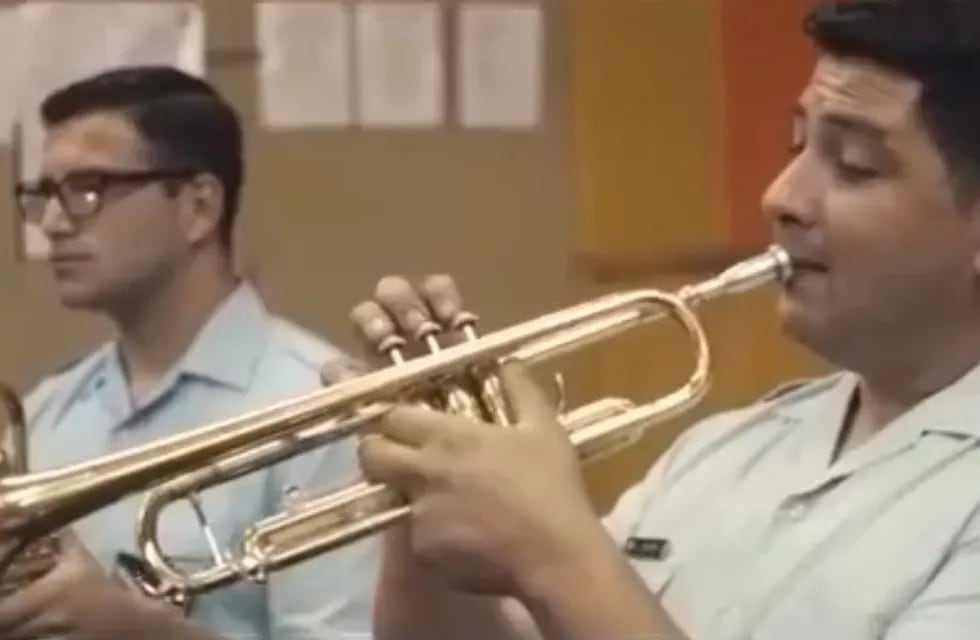 La Banda Militar de Música “Brigadier Ángel María Zuloaga” interpretando Pennsylvania 6-5000 de Glenn Miller en su nueva sala de grabación.