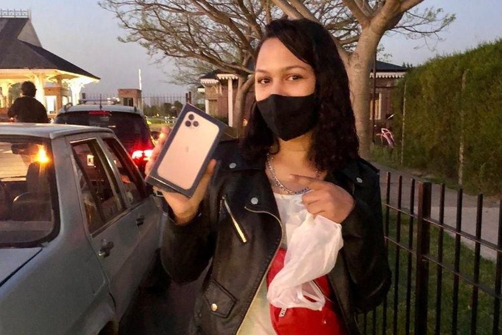 Estafadora compra un Iphone 11 con dólares truchos y su rostro se viraliza (Twitter)