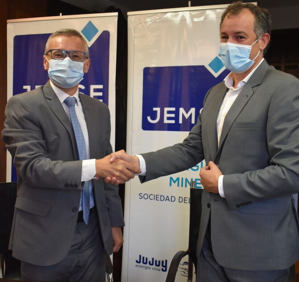 Felipe Albornoz, presidente de JEMSE, y Agustín Saravia Frías, director de Hanaq Argentina, en la firma del acuerdo con la empresa china para la exploración y potencial venta de la mina Aguiliri, en Jujuy.