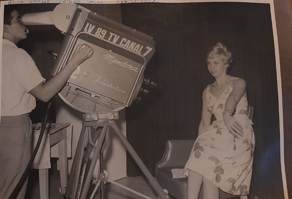 Lila Levinson en su juventud mientras grababa un comercial en Canal 7 de Mendoza. Gentileza