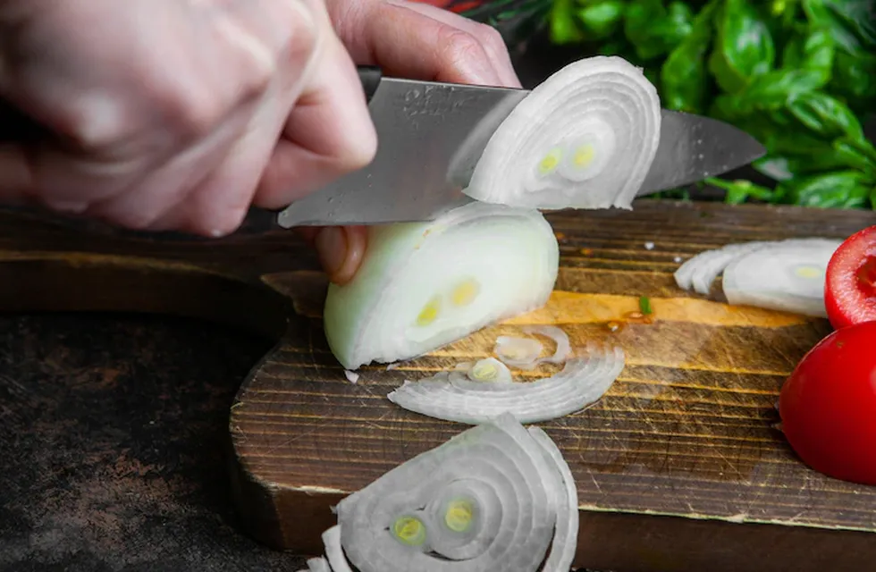 Un truco viral de Tiktok revela cómo cortar una cebolla y no llorar en el intento.