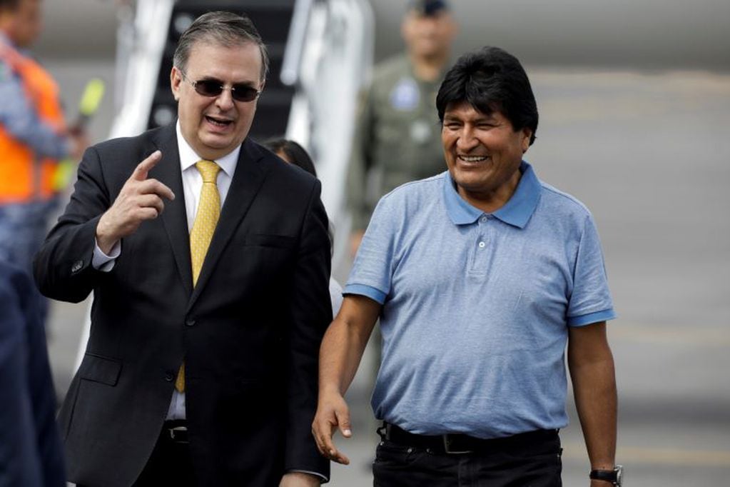 Evo Morales junto al ministro de Relaciones Exteriores de México, Marcelo Ebrard. (REUTERS)