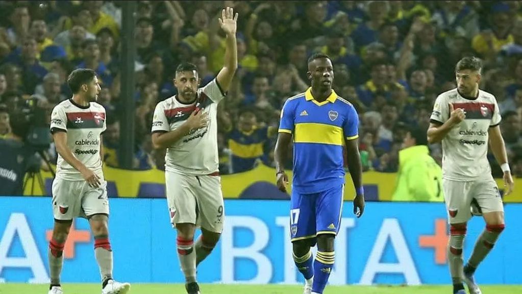 Wanchope Ábila "festeja" el gol de Colón, pidiendo disculpas por su pasado en Boca.