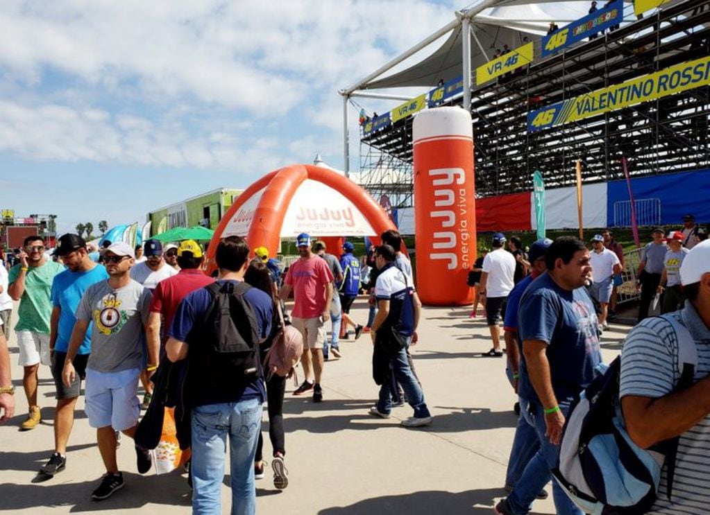 La atestada tribuna de Valentino Rossi es el telón de fondo del stand de Jujuy en el circuito de Termas de Río Hondo, donde este fin de semana miles de fanáticos del motociclismo mundial asisten al Gran Premio que se corre en Argentina desde 2014.