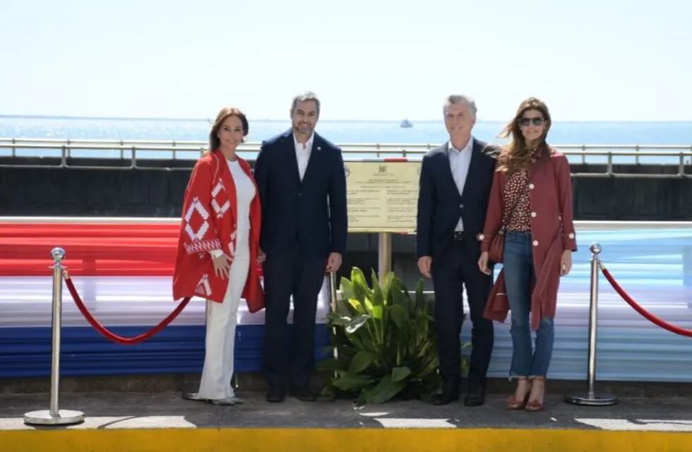 Los presidentes de Argentina y Paraguay junto a sus esposas en la represa de Yacyretá donde se inauguró nuevo paso fronterizo. (Yacyretá Twitter)