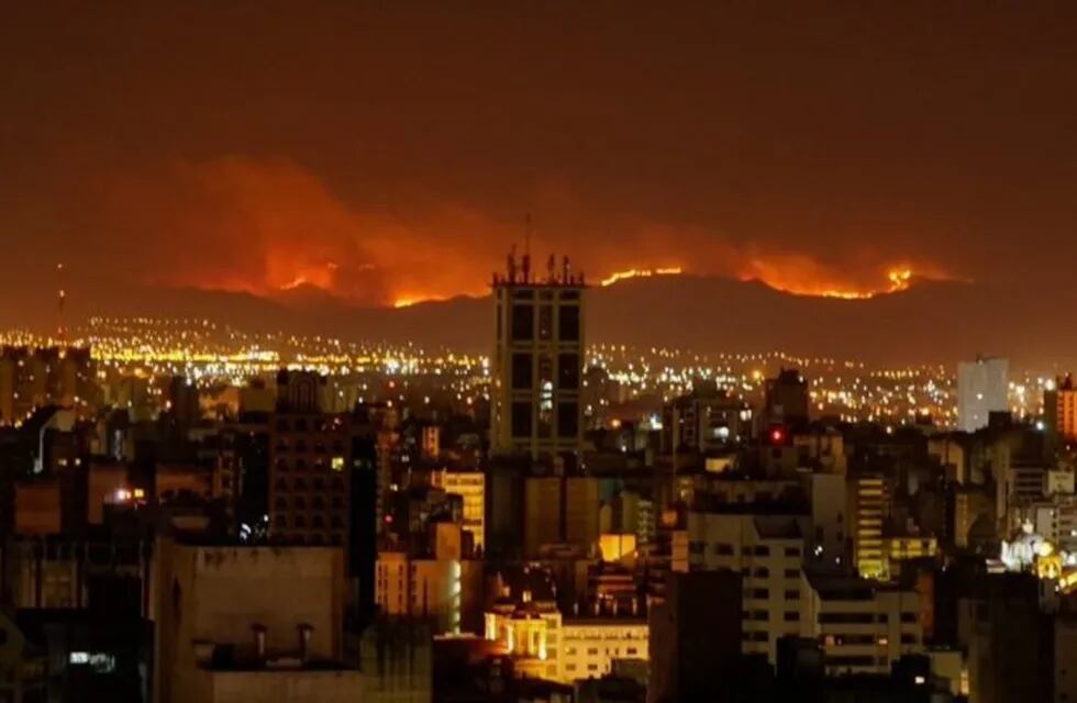 Las llamas en el cerro, visibles desde la ciudad de Córdoba.