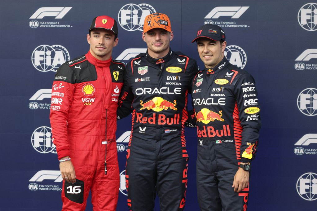 Max Verstappen, quien tuvo el tiempo más rápido de la calificación, posa junto a Charles Leclerc de Ferrari y su coequipero de Red Bull el mexicano Sergio Pérez el viernes 28 de julio del 2023. (AP Foto/Geert Vanden Wijngaert)