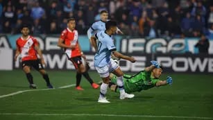 Maximiliano Comba palpita su gol mientras Vegetti mira atento y los rivales sufren