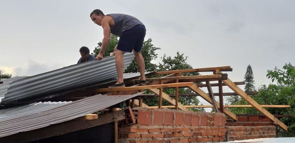 Reparación de techos en la zona de Itaembé Miní y Luis Piedrabuena donde azotó el tornado del miércoles. (MOL)